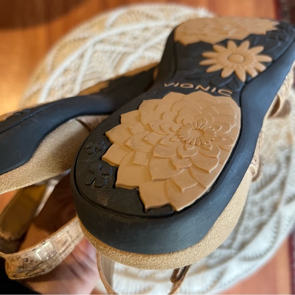 Vionic Amber Adjustable Sandal with Arch Support in Gold Cork - Picture 5 of 10